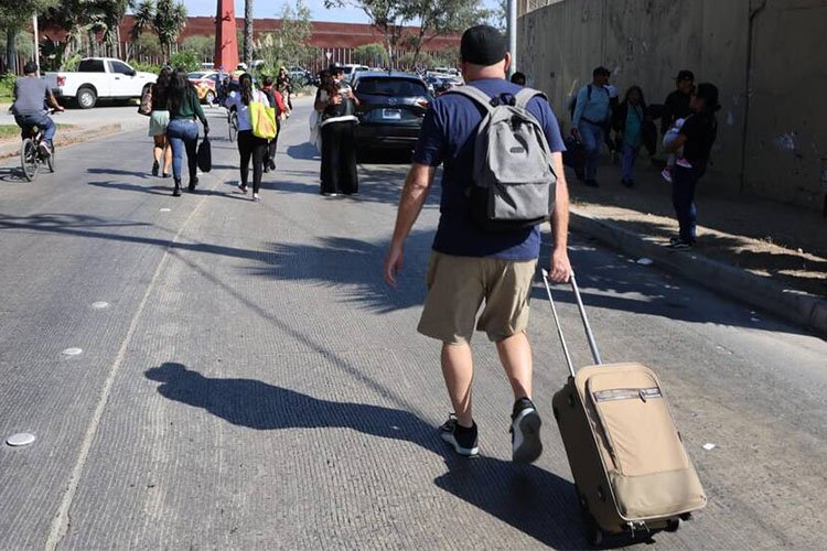 Colonos del Maclovio Rojas bloquean accesos al Aeropuerto de Tijuana